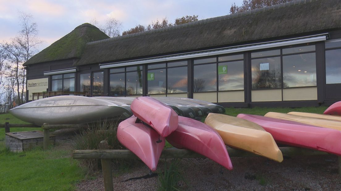 Het verouderde buitencentrum van Staatsbosbeheer in Ossenzijl
