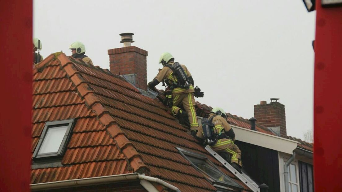 Brandweer gaat het dak op in Rijssen