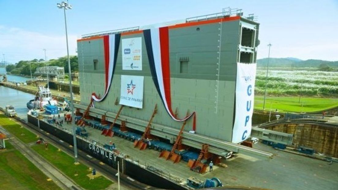Nieuwe sluisdeur in Panamakanaal