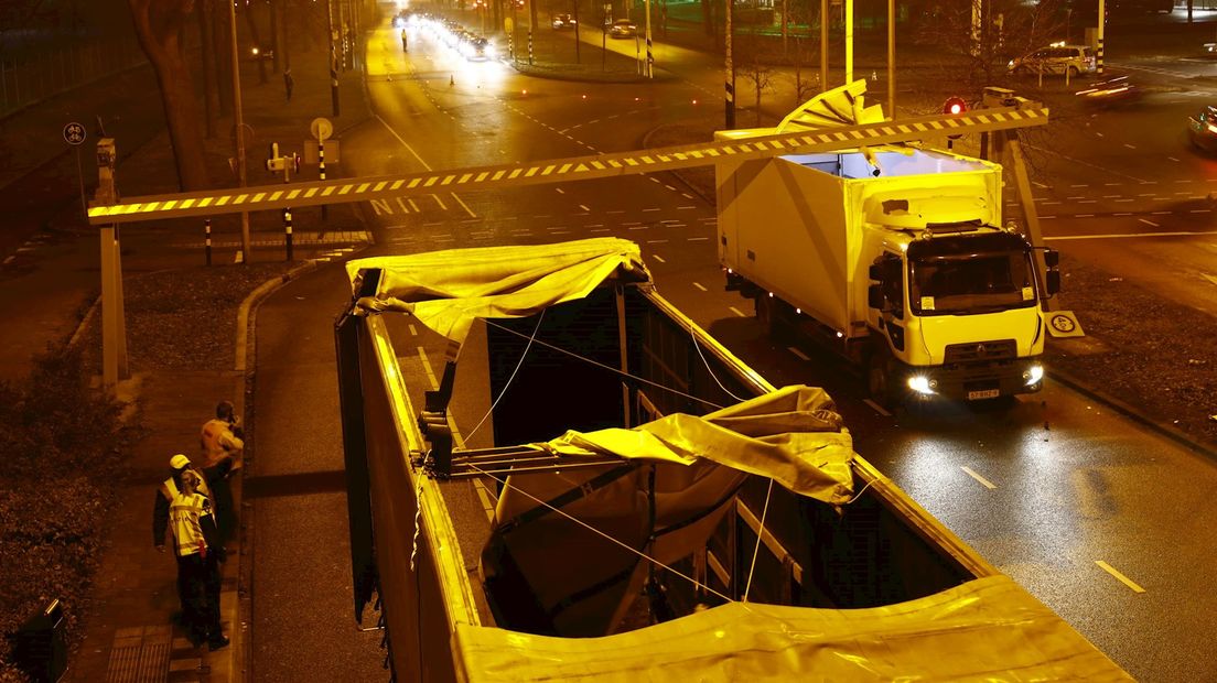 Vrachtwagen rijdt tegen balk in Zwolle