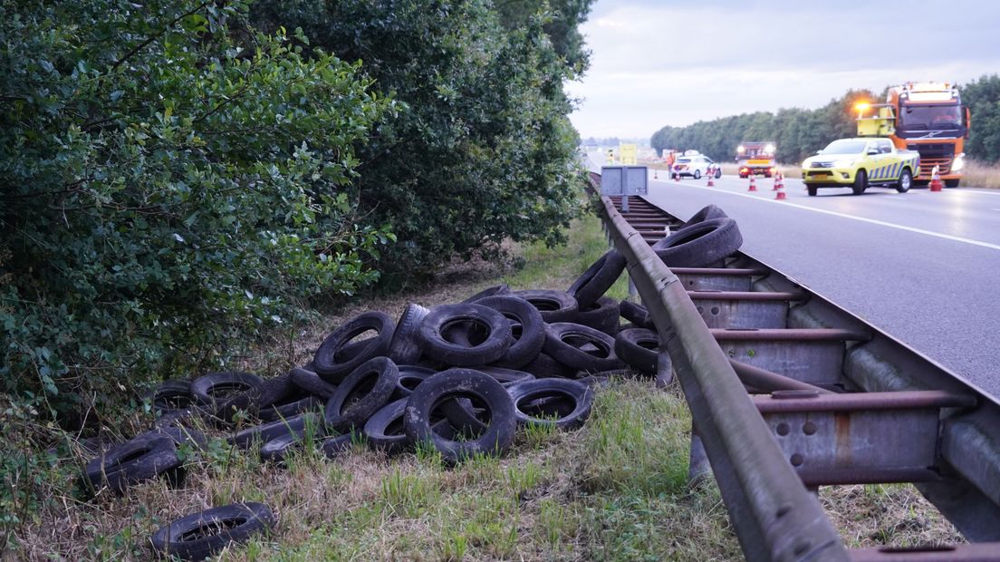 Verwijderde autobanden langs de kant van de weg bij Midwolde