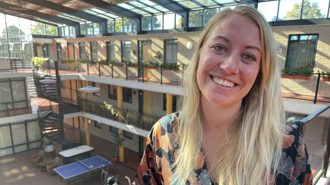 Marjel Buiter op een zorglocatie van Cosis in Stadskanaal