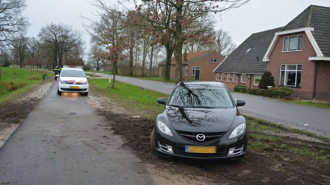 Auto botst tegen boom in Hellendoorn