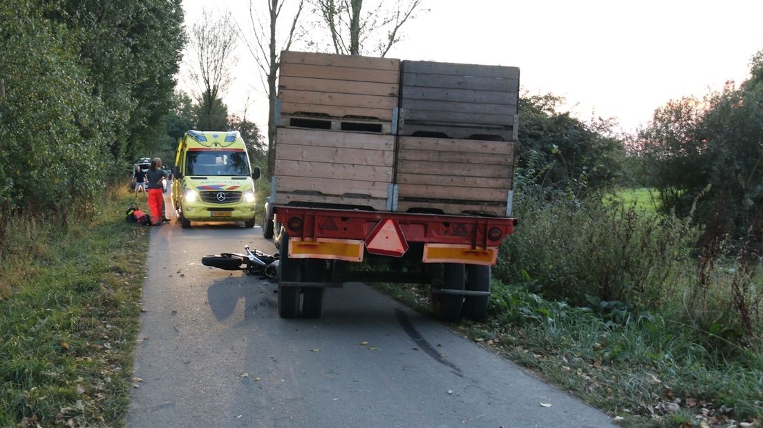 Bromfietser gewond na botsing met trekker
