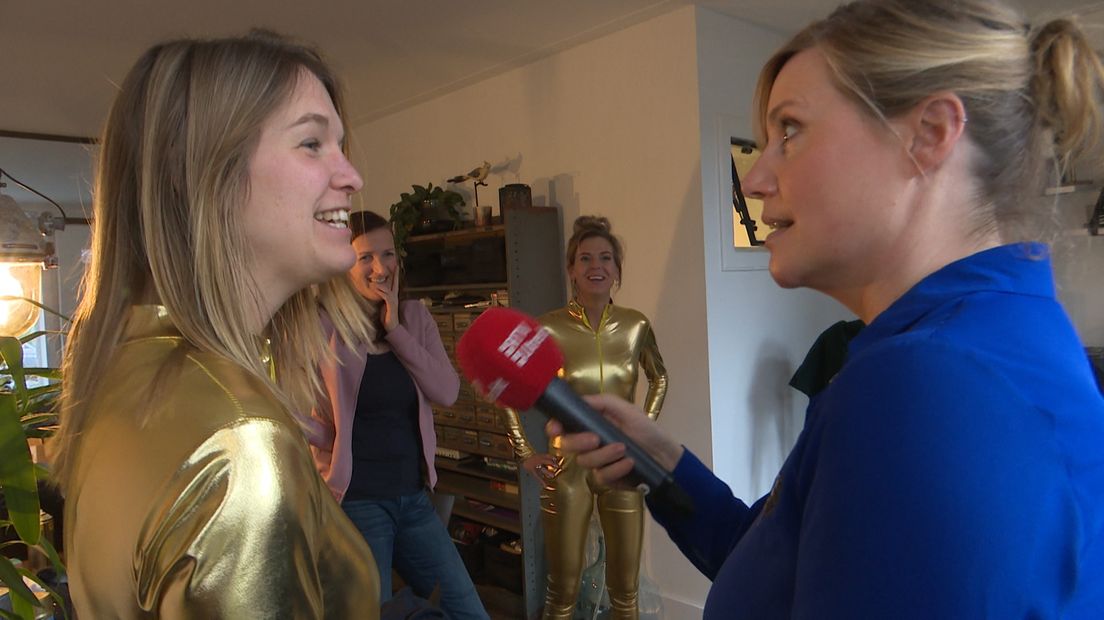 De gouden pakken uit China zijn net binnen gekomen.