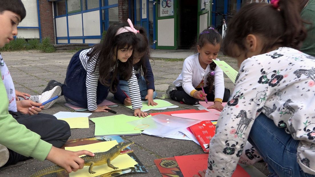 Kinderen in de Prinsenhof leren door creatieve activiteiten de taal en leren om hun gevoelens te uiten.