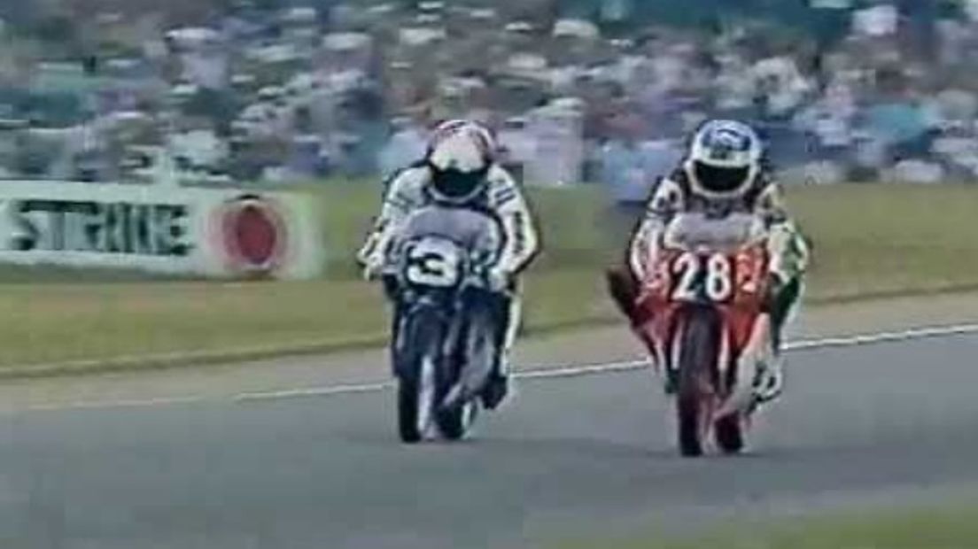 Spaan (3) in gevecht met Alex Crivillé in de 125cc race in 1989