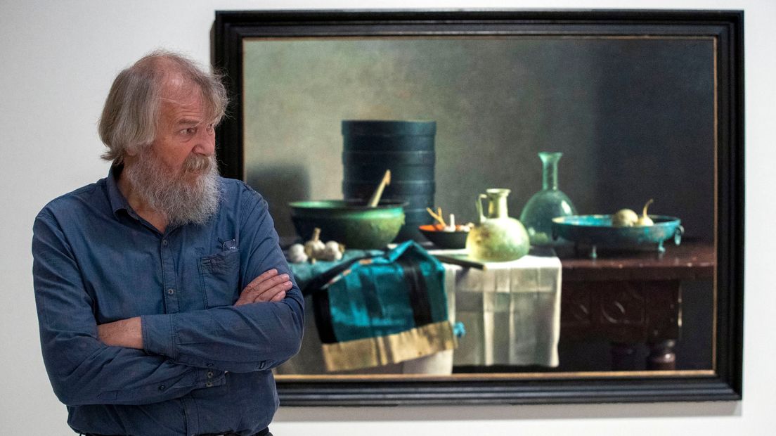 Henk Helmantel voor een van zijn werken