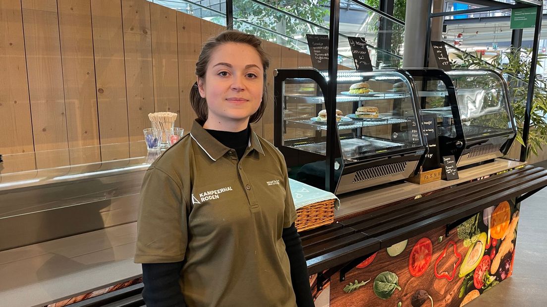 Yana aan het werk bij de Kampeerhal in Roden