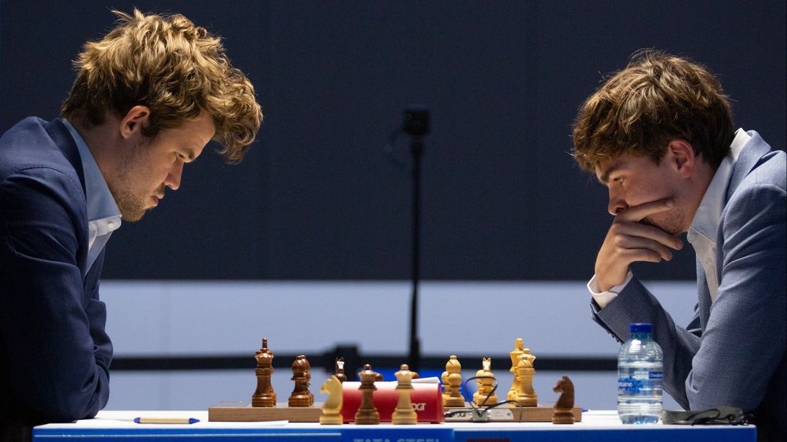 Jorden van Foreest in actie tegen wereldkampioen Magnus Carlsen op Tata Steel Chess 2021