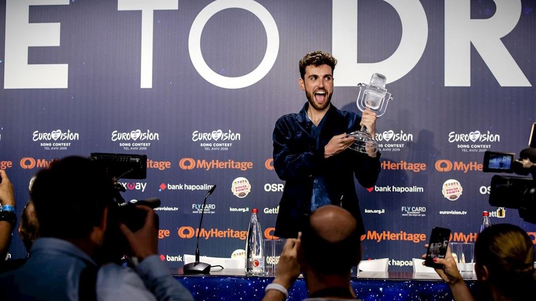 Duncan tijdens de persconferentie na het winnen van het Eurovisie Songfestival