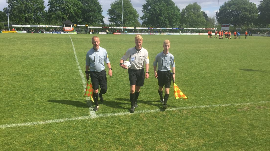 Het is steeds moeilijker om in het amateurvoetbal voldoende scheidsrechters te vinden (Rechten: archief RTV Drenthe)