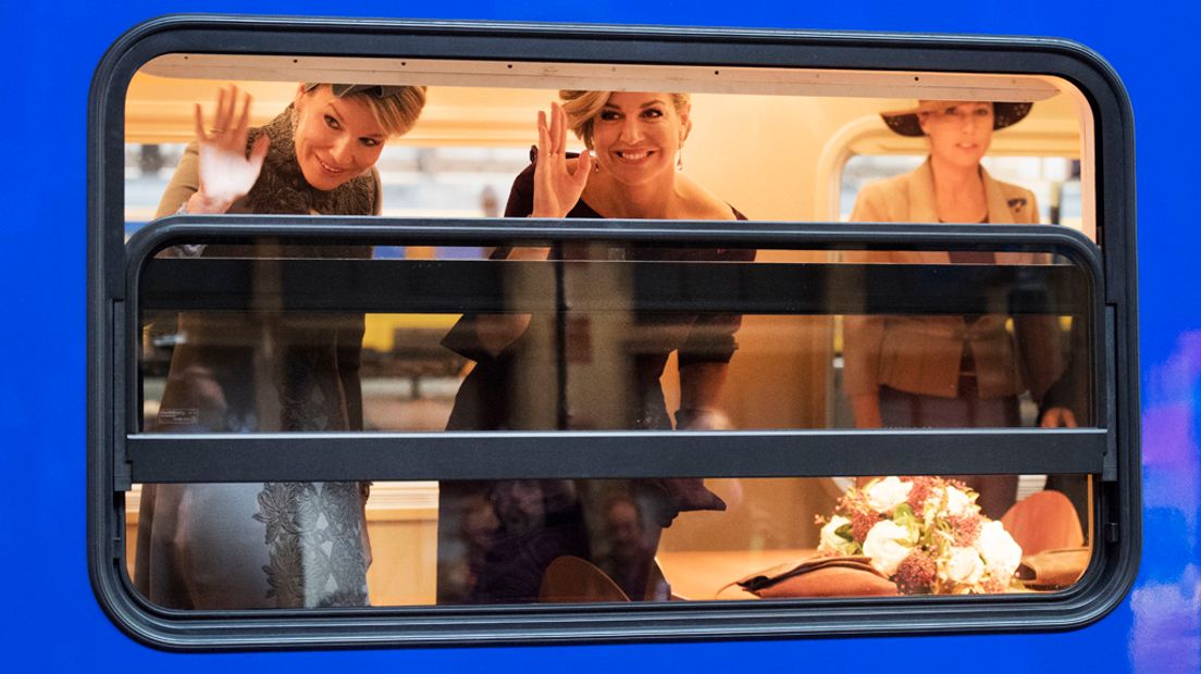 Máxima en Mathilde kwamen met de trein vanuit Amsterdam.