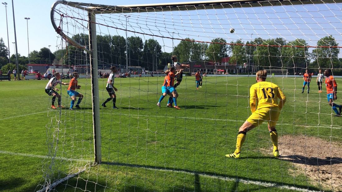 Robbert de Vos torent namens FC Groningen boven de verdediging uit, ONS-doelman Ditewig wacht af