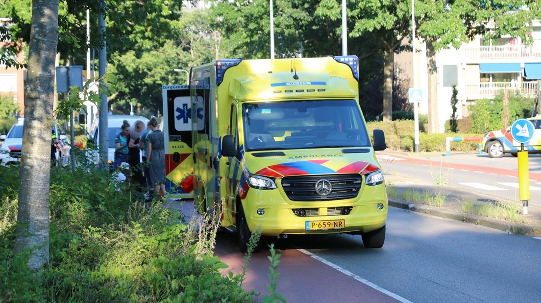 Hulpdiensten ontfermen zich over de voetganger