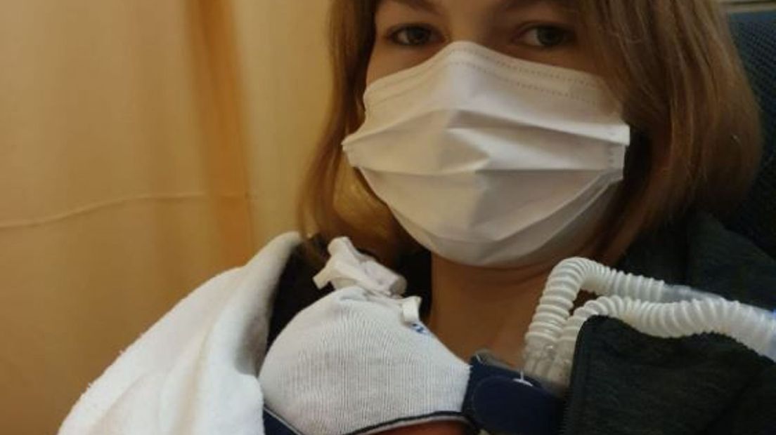 Moeder Jessica met baby Herman.