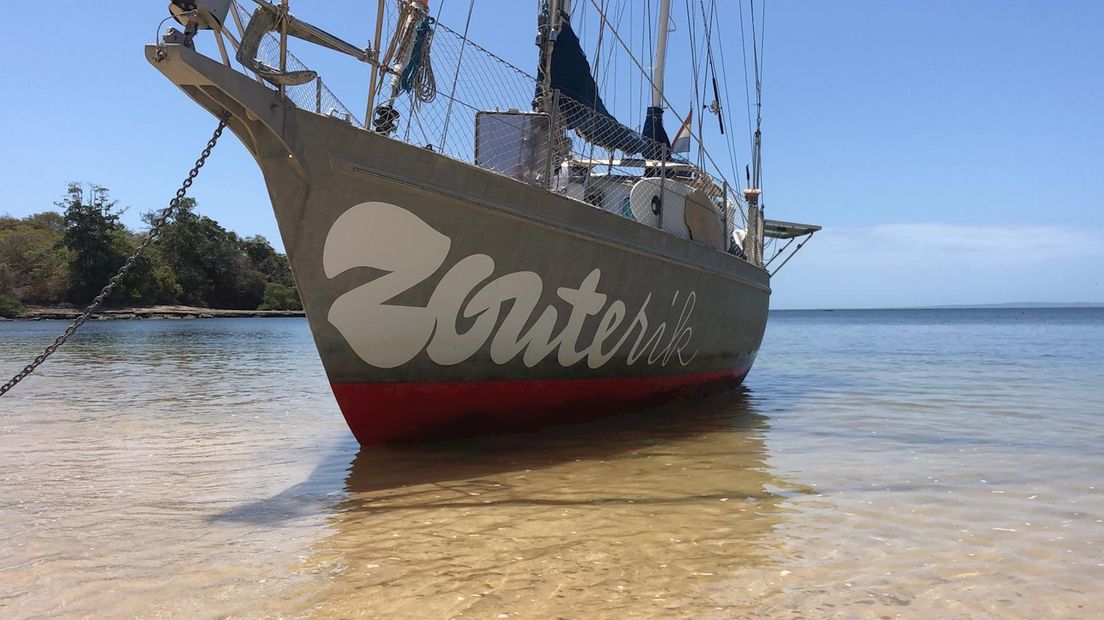 De Zouterik voor de kust van het onbewoonde eiland
