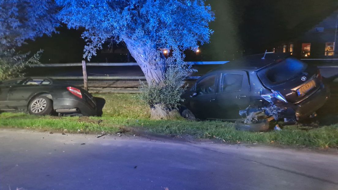 De twee betrokken auto's in Finsterwolde