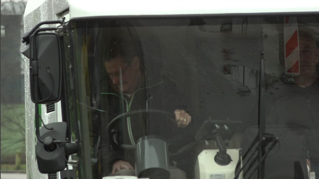 Al jaren ergert Jan Weeda uit Velp zich aan de rommel op straat, maar vandaag op zijn tachtigste verjaardag kan hij hier iets aan doen.