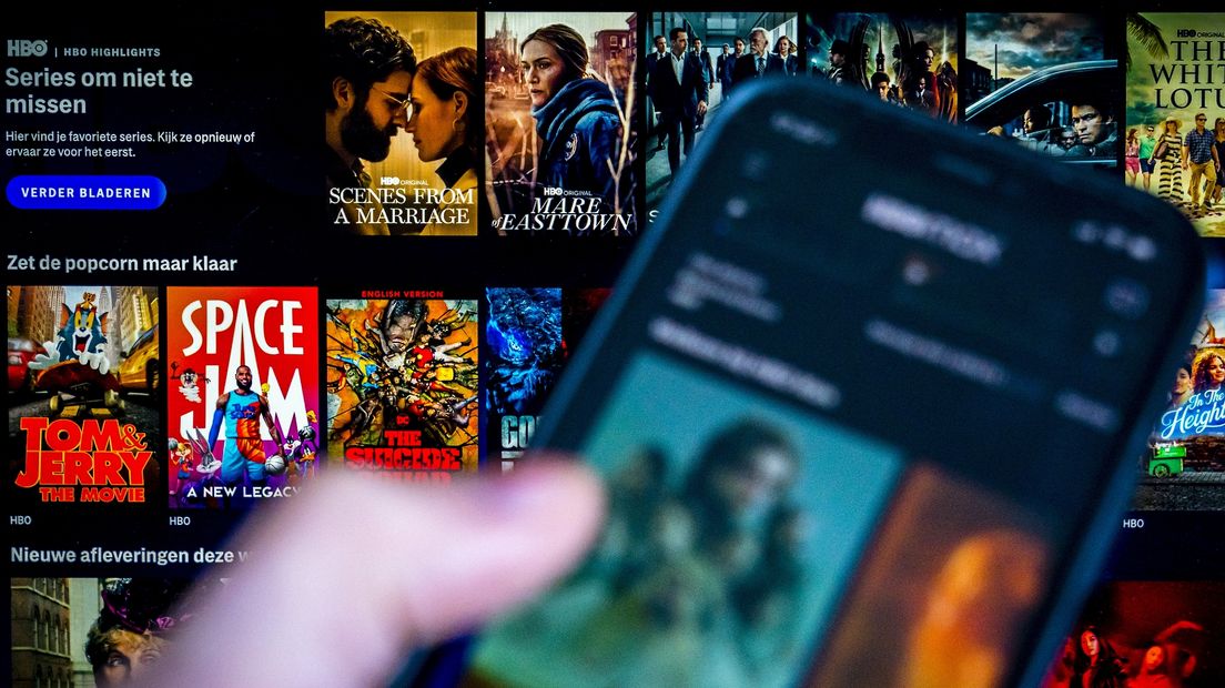 Een mobiele telefoon met de app van streamingdienst HBO Max