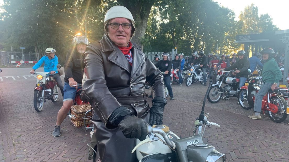 Henk Buiter van motorclub AMBC uit Staphorst rijdt voorop