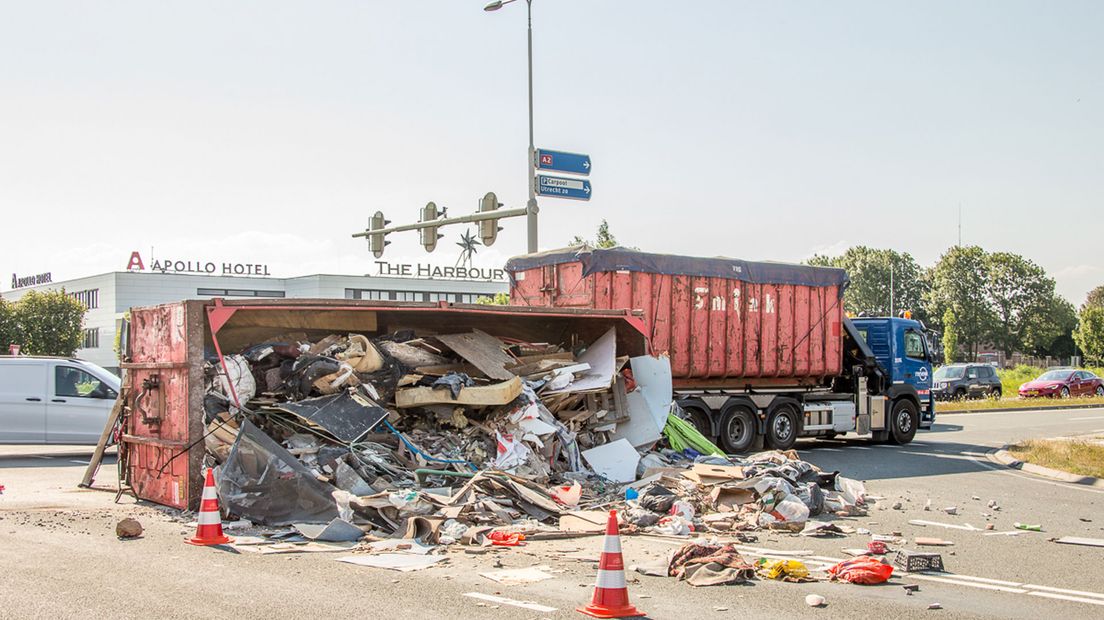 Verkeershinder door gekantelde vuilcontainer Vinkeveen
