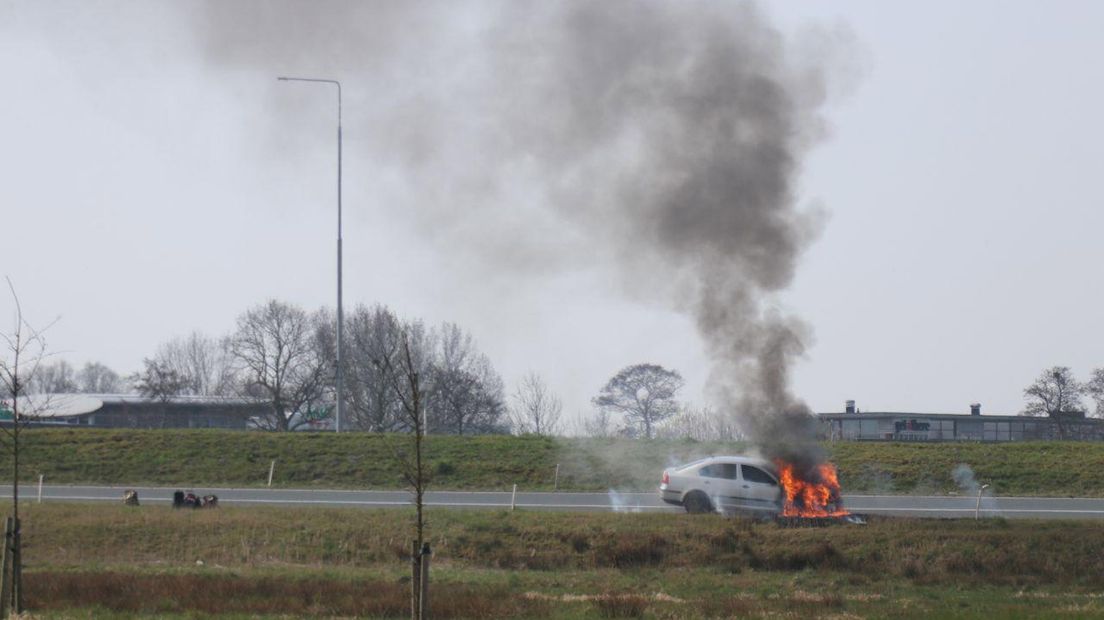 De brandende auto
