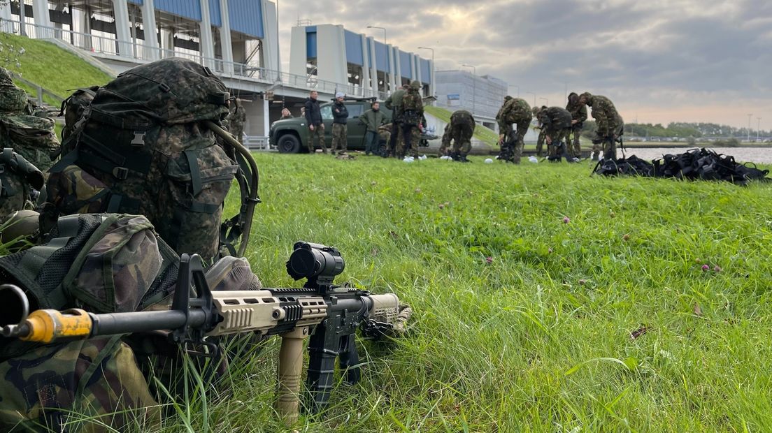Militairen van de landmacht bij de Cleveringsluizen in Lauwersoog