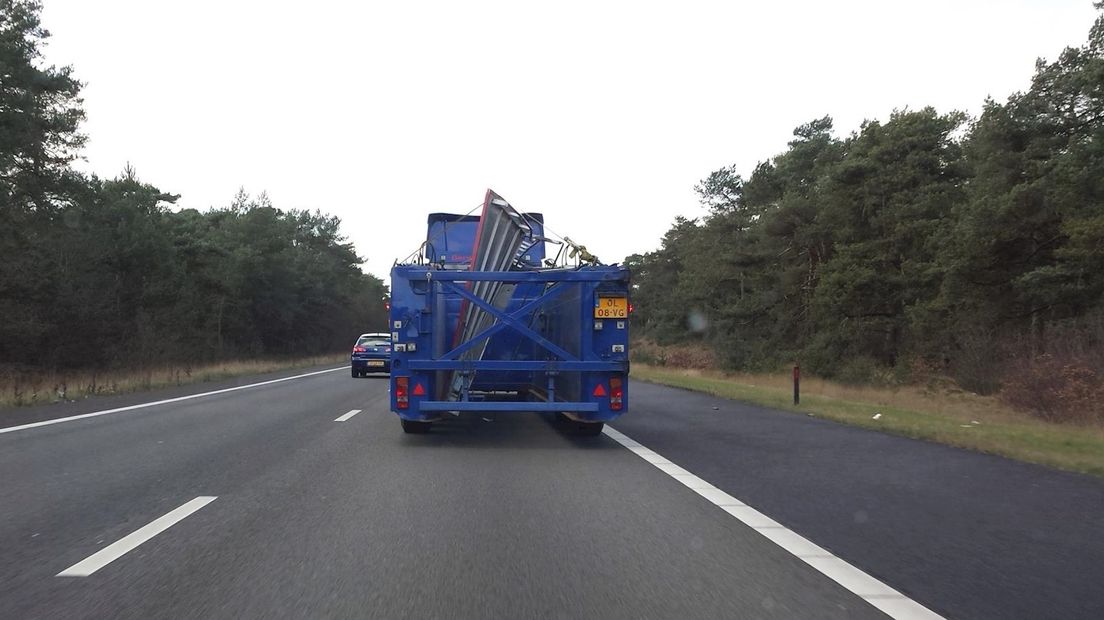 Afgewaaid dak vrachtwagen onderweg terug naar de eigenaar