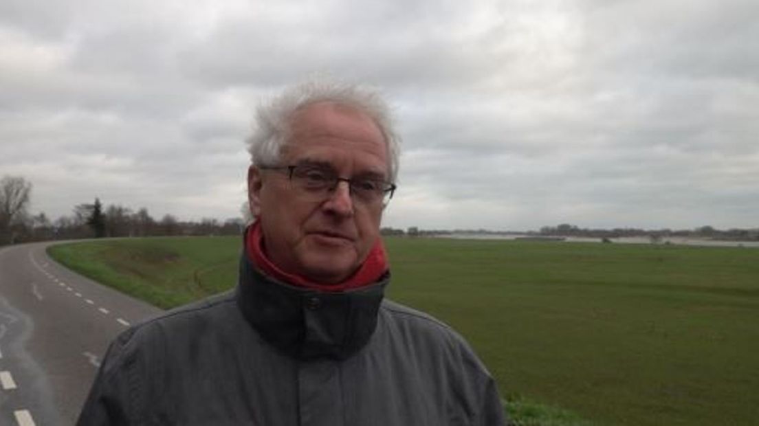 Louis de Jel op de huidige dijk bij Varik.