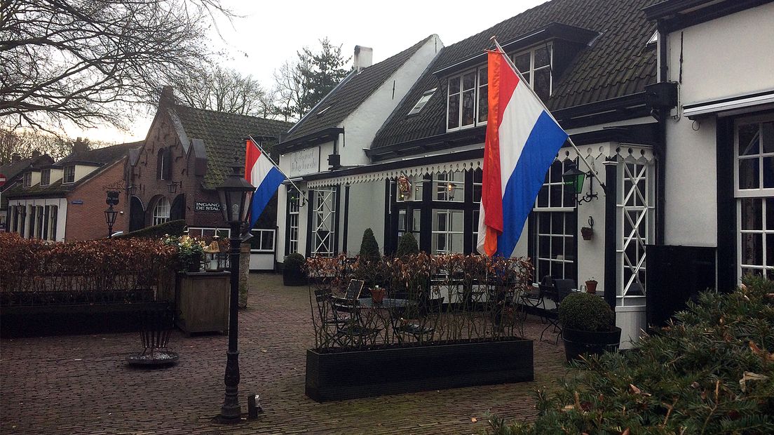 De vlag hangt uit in Lage Vuursche.