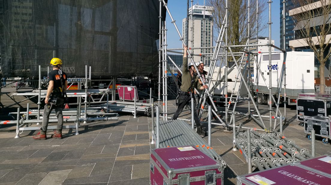Op het Jaarbeursplein wordt hard gewerkt aan het podium.