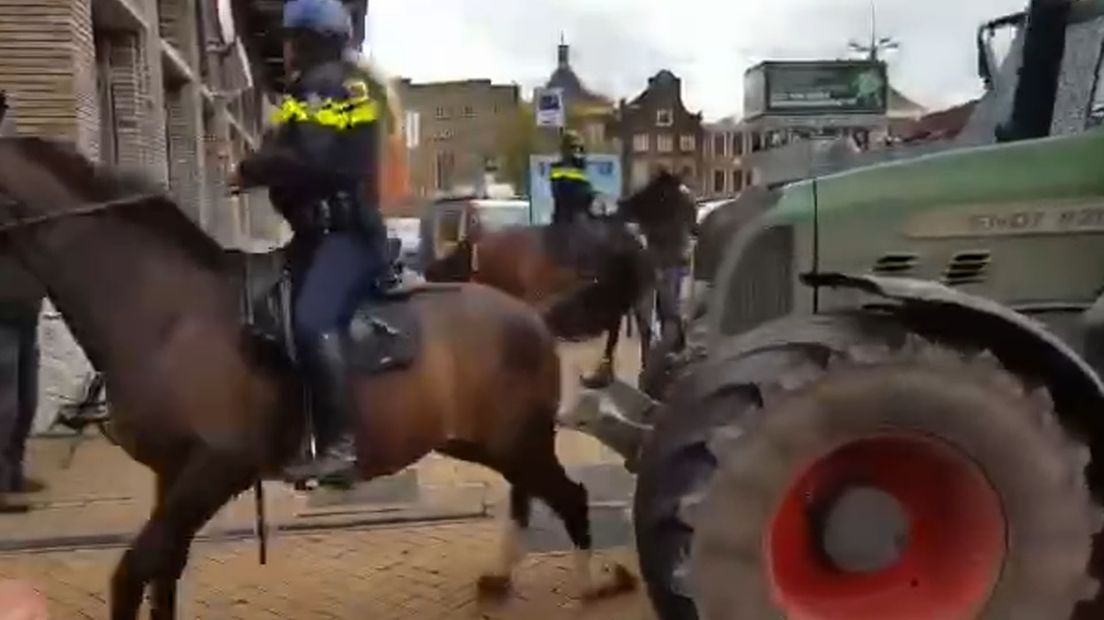 Het moment waarop de trekker het politiepaard raakt