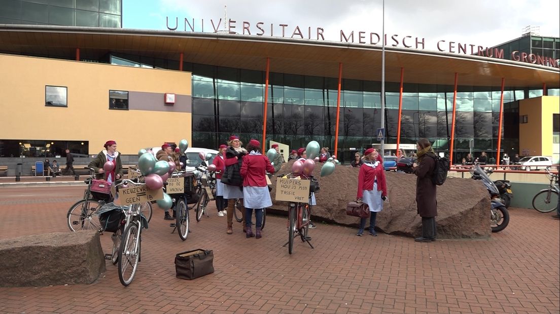 Verloskundigen voor het UMCG tijdens het begin van de 'protestmars'