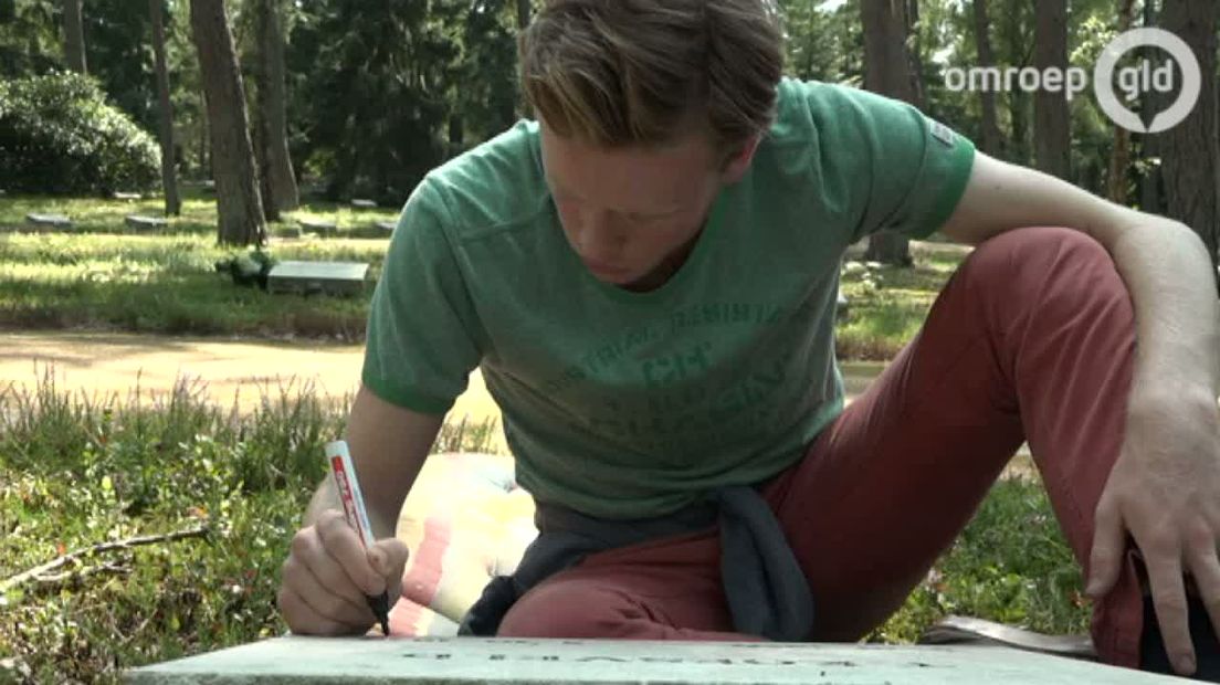 Aspirant-leden van de Leidse Studenten Vereniging Minerva (LSVM) steken deze week de handen uit de mouwen op het Nationaal Ereveld Loenen. Ze helpen met het onderhoud, als onderdeel van hun ontgroening.