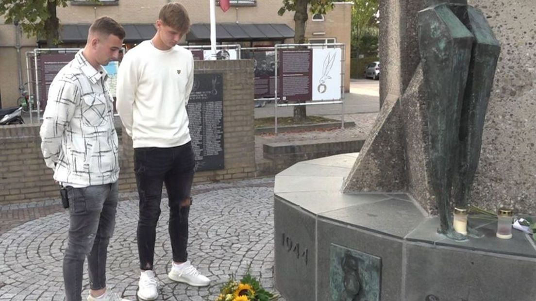 Kozlowski en Bialek staan stil bij het monument in Driel.
