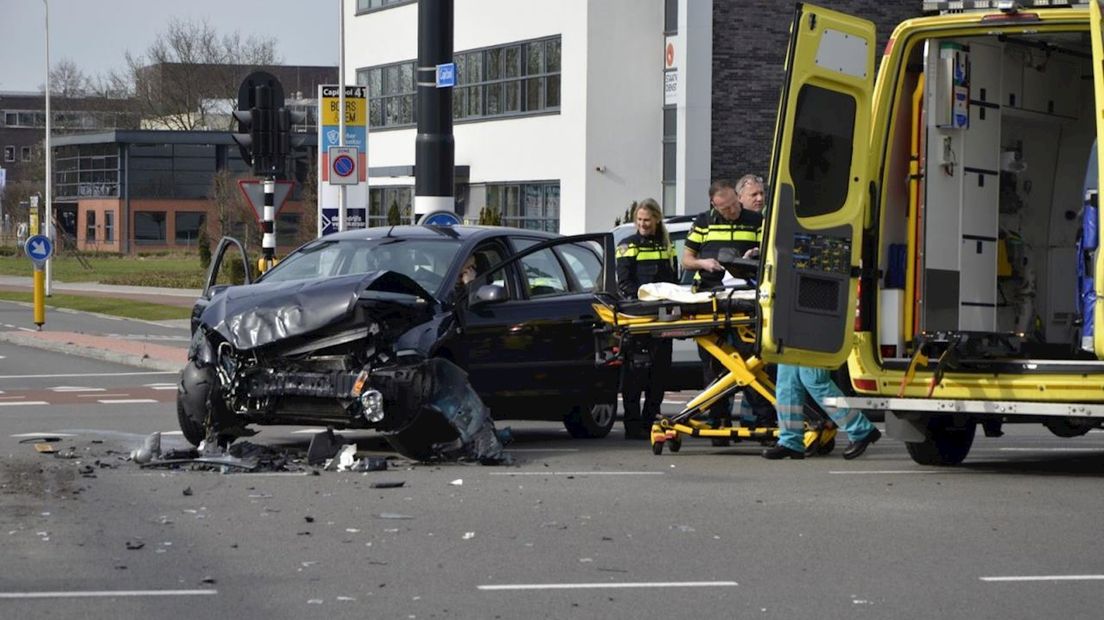 Auto botst op bus in Enschede
