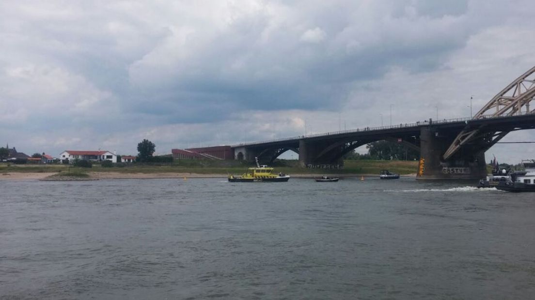 Op de Waal bij Nijmegen heeft zaterdagmiddag een festivalpont van De Kaaij vastgezeten. Volgens een opvarende werd ook de spoorbrug geramd.