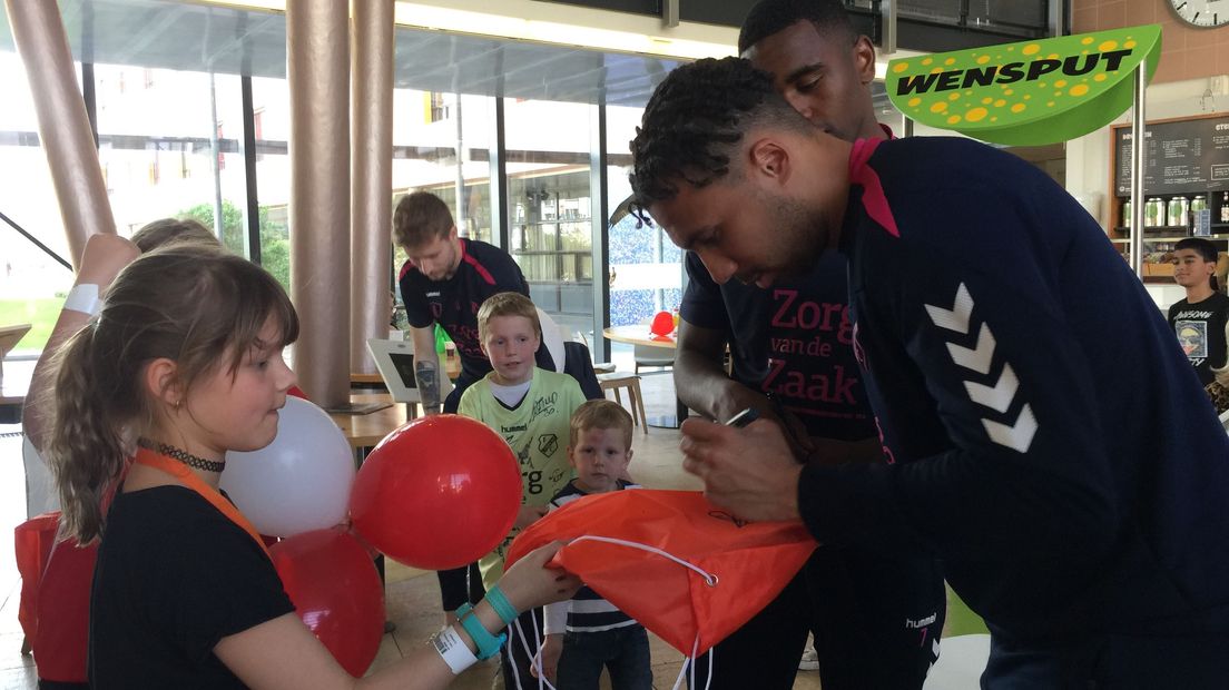 Handtekeningen jagen in het Wilhelmina Kinderziekenhuis.