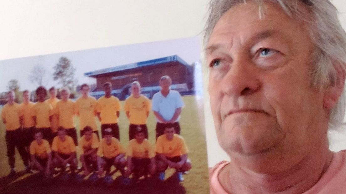 Henk van Hof met een elftalfoto uit 2008: hijzelf in het wit, Jens Toornstra vierde van rechts