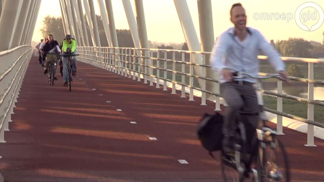 Met eigen ogen zien en voelen hoe hobbelig het fietspad is van de net opgeknapte IJsselbrug bij Westervoort. Mensen in de omgeving van de brug doen het volop, nu in het nieuws is dat het fietspad een waar hobbelpad geworden is.