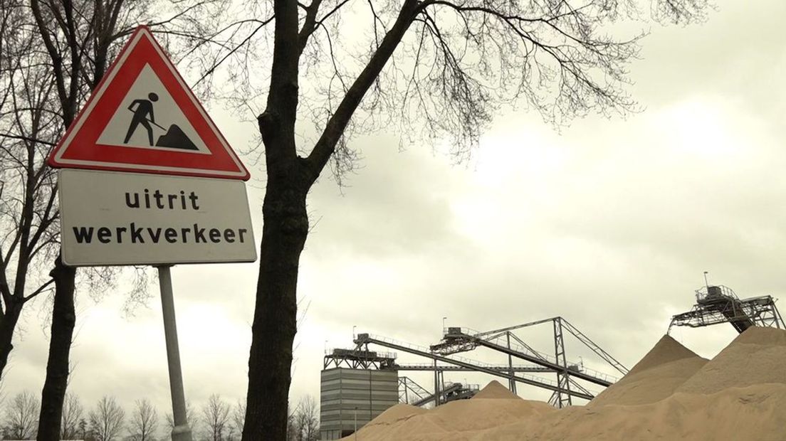 Vrachtwagens met zand rijden de komende 16 jaar af en aan