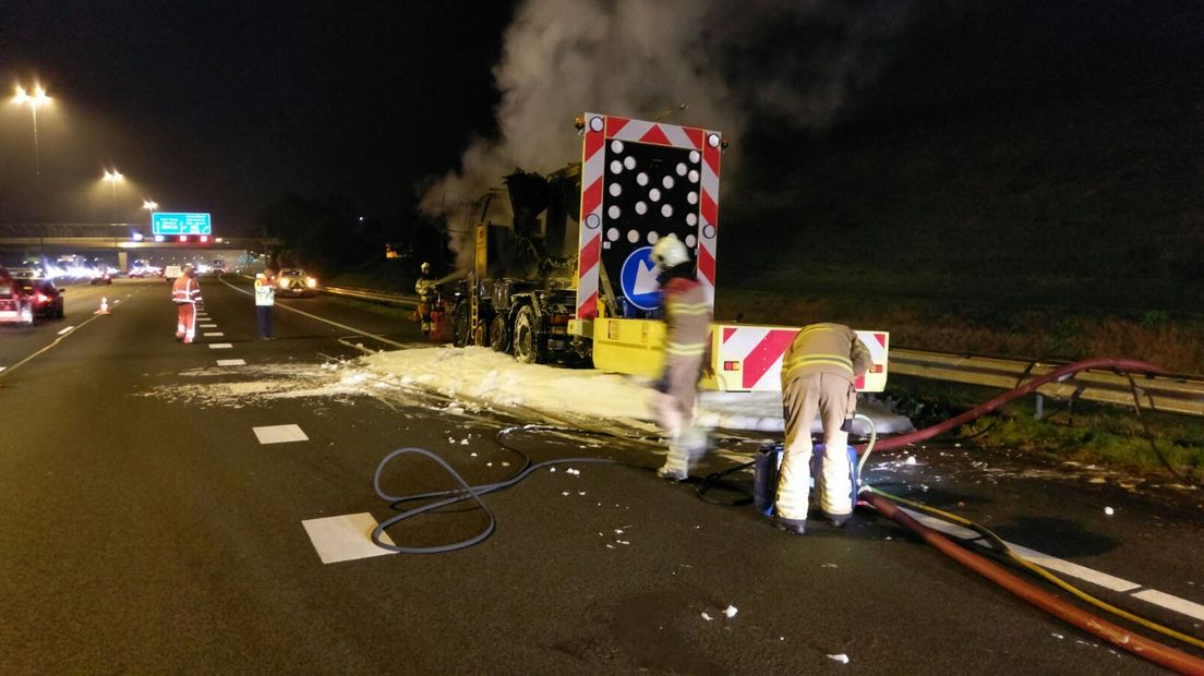 Op de A12 bij Wageningen is donderdagmorgen flinke vertraging ontstaan vanwege een brandende vrachtwagen.