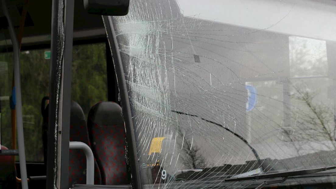 Auto botst op lijnbus in Enschede