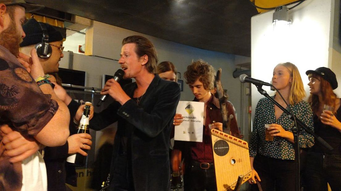 Son Mieux met zanger Camiel Meiresonne (met microfoon) naast Den Haag FM-presentator Justin Verkijk.