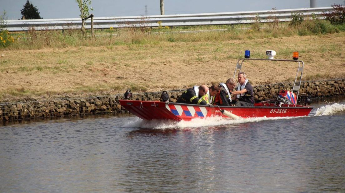 De brandweer met de drenkeling aan boord