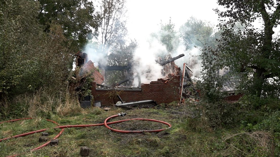 Omwonenden blij met afbranden huis in Thesinge: 'Het was een aanfluiting' - RTV Noord