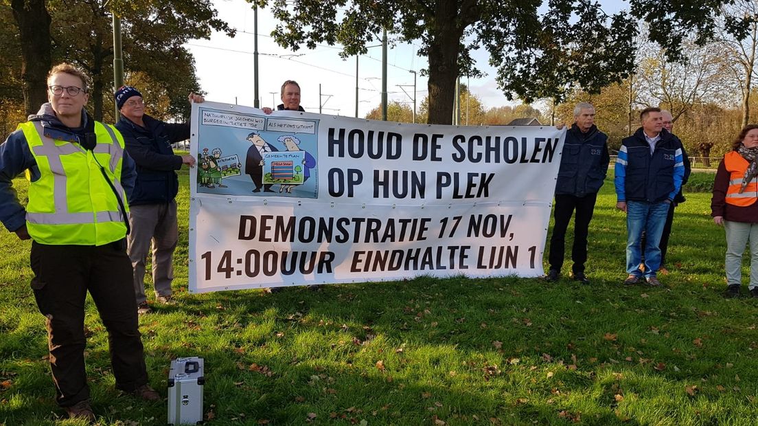 Demonstratie tegen de komst van de school in de Delftse wijk Tanthof