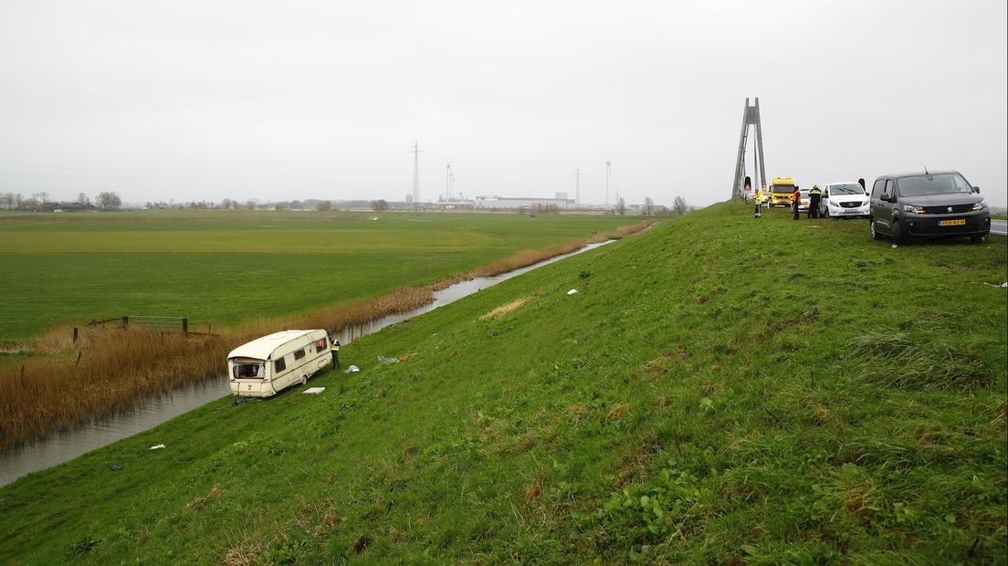 Wind blaast caravan van de weg op N50 bij Kampen