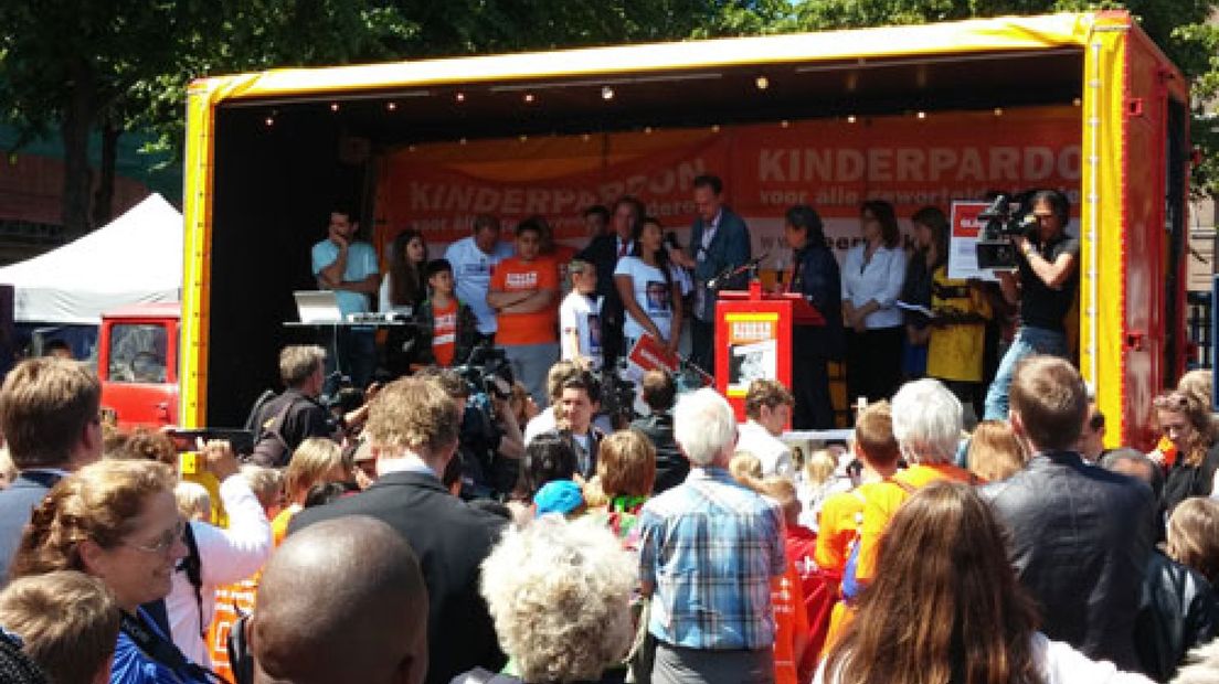 Zo'n 150 mensen waren woensdagmiddag in Den Haag bijeen voor een betoging voor een 'eerlijk kinderpardon'.